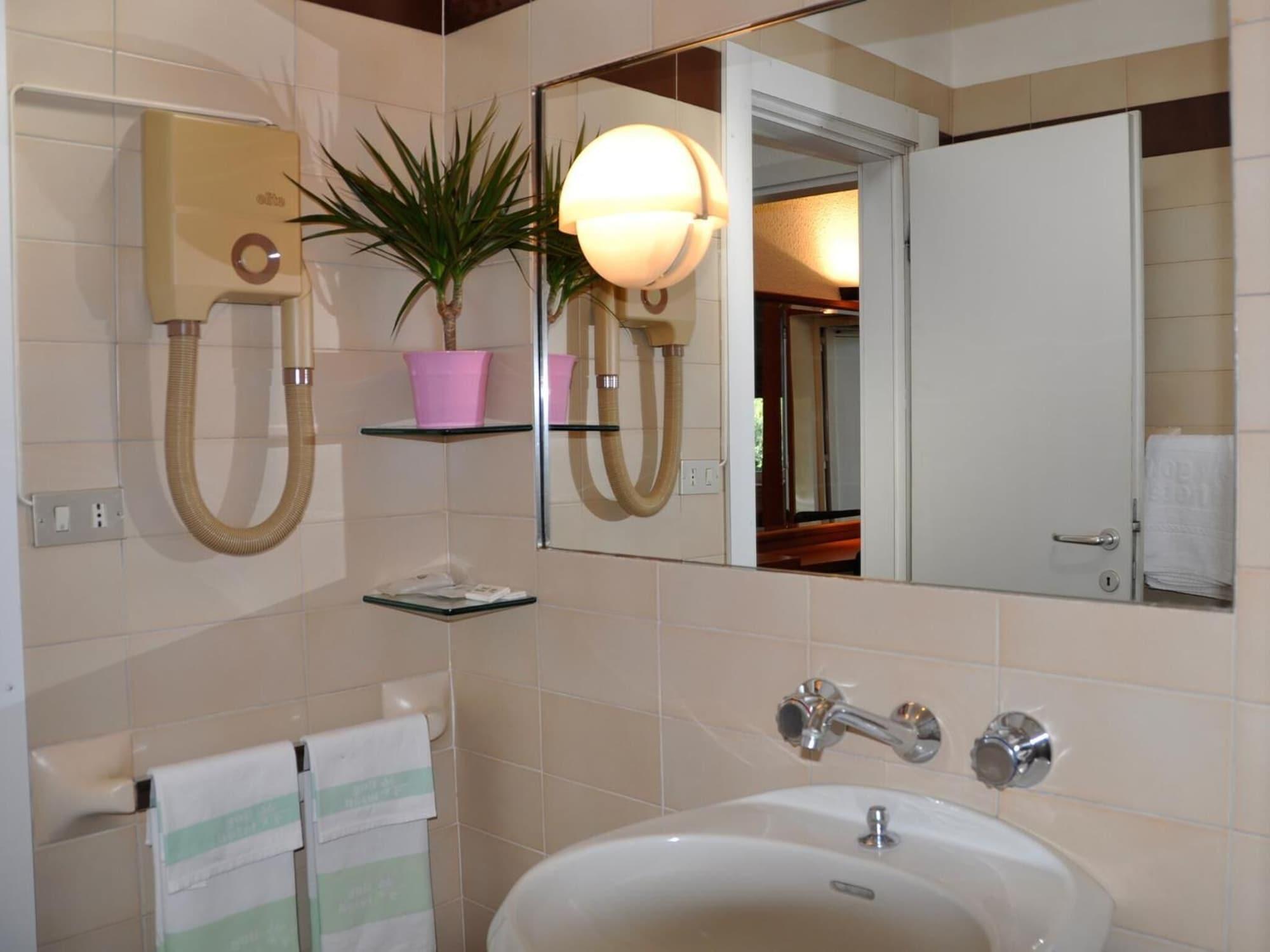 Golf Hotel Lainate Bagian luar foto