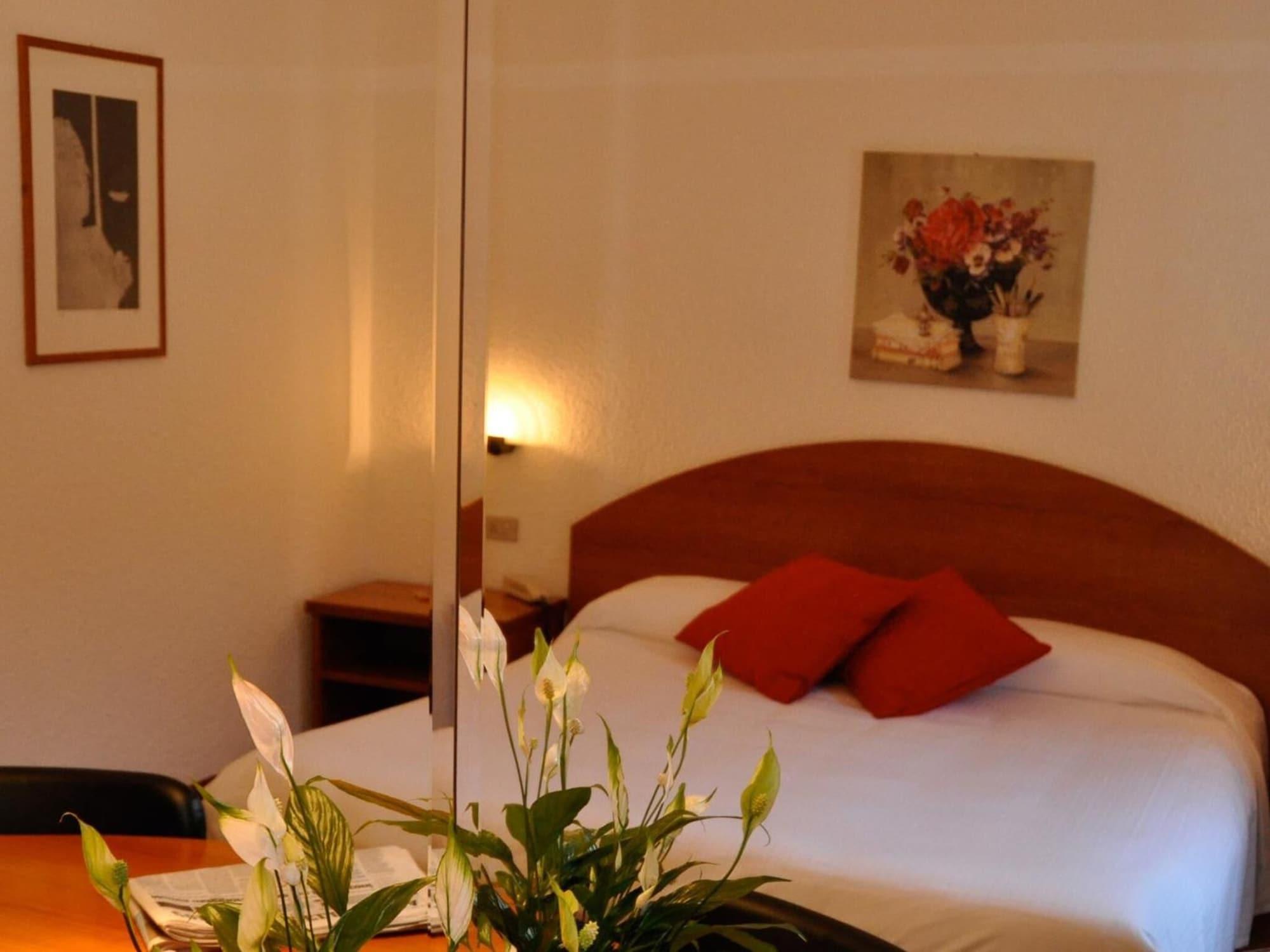 Golf Hotel Lainate Bagian luar foto