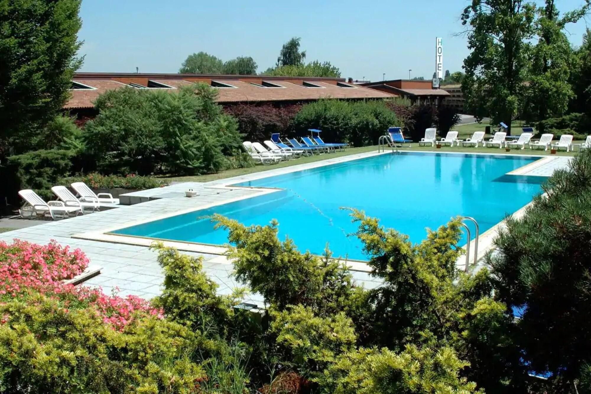 Golf Hotel Lainate Bagian luar foto