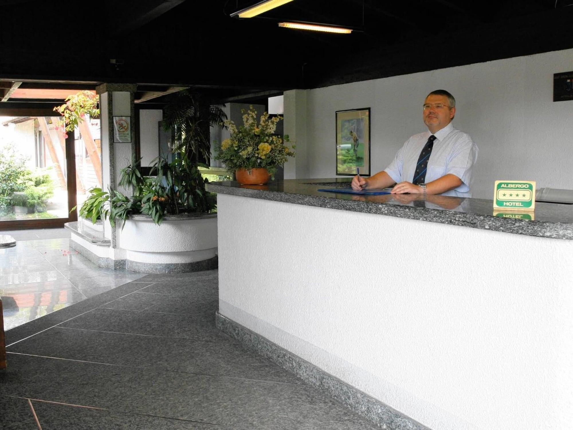 Golf Hotel Lainate Bagian luar foto