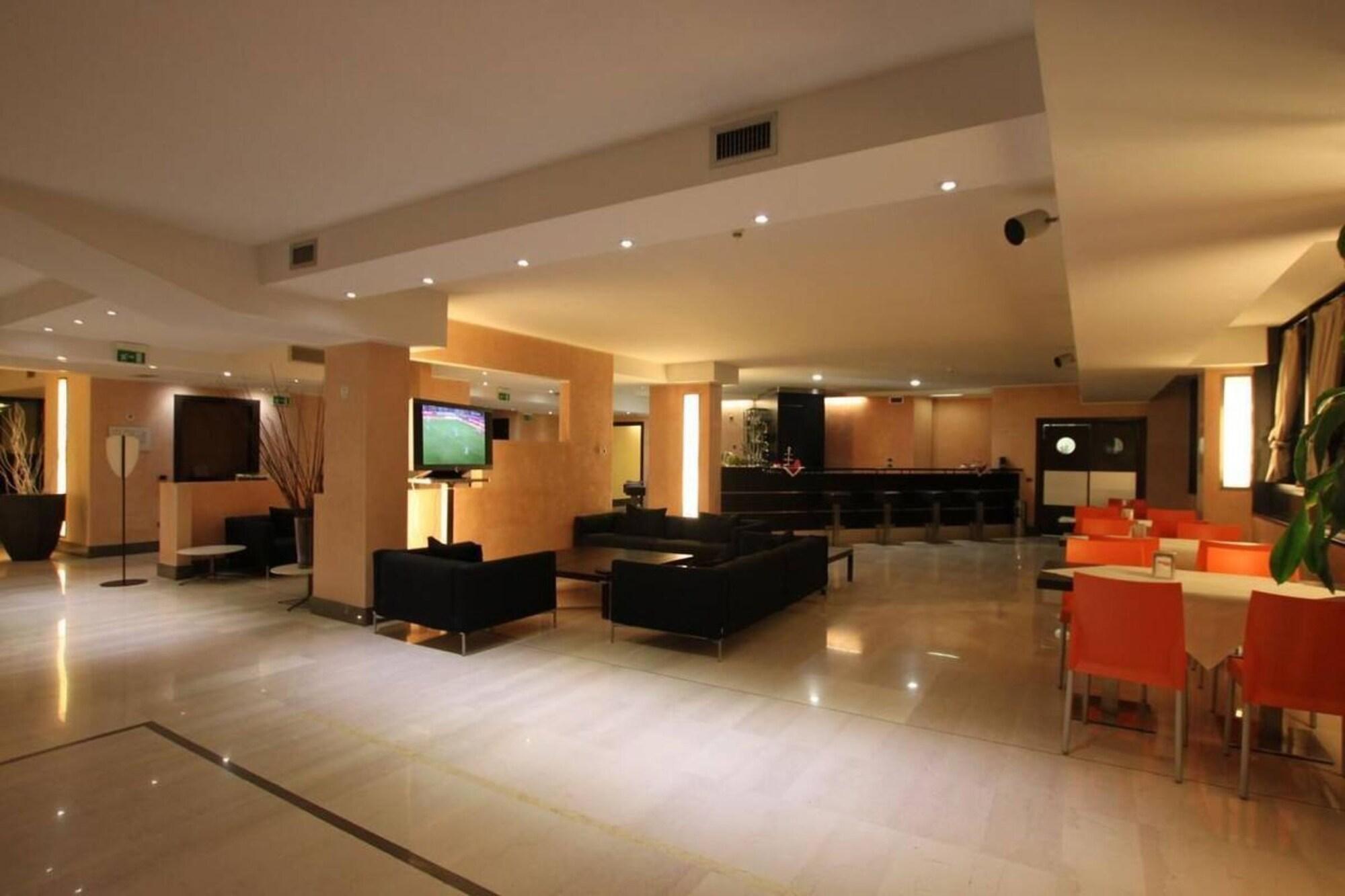 Golf Hotel Lainate Bagian luar foto