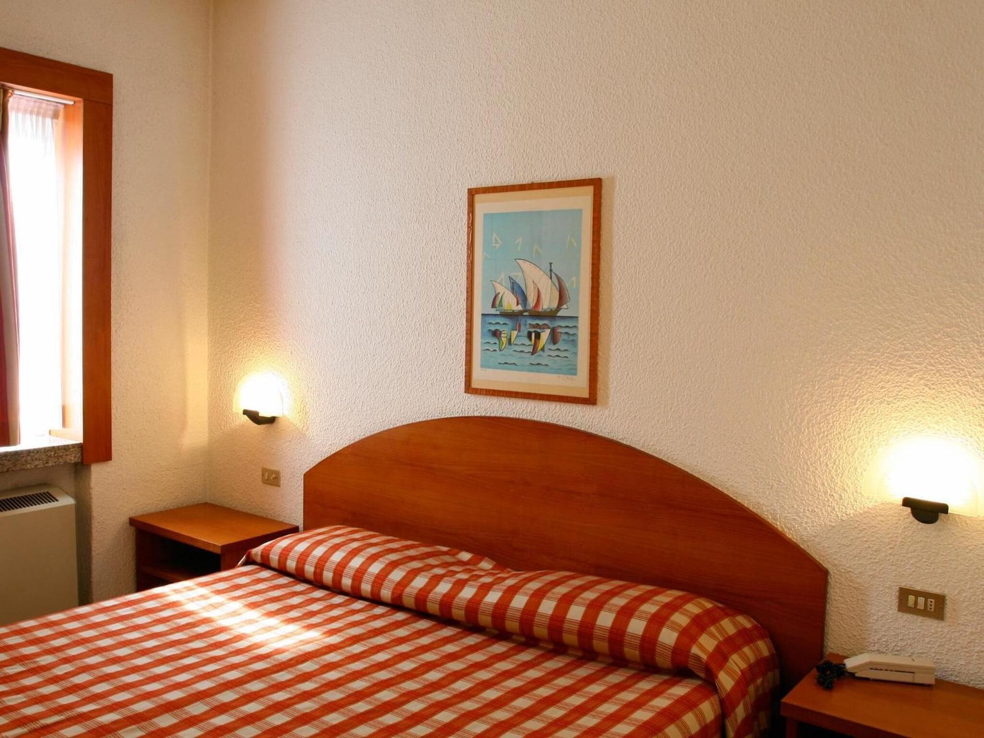 Golf Hotel Lainate Bagian luar foto