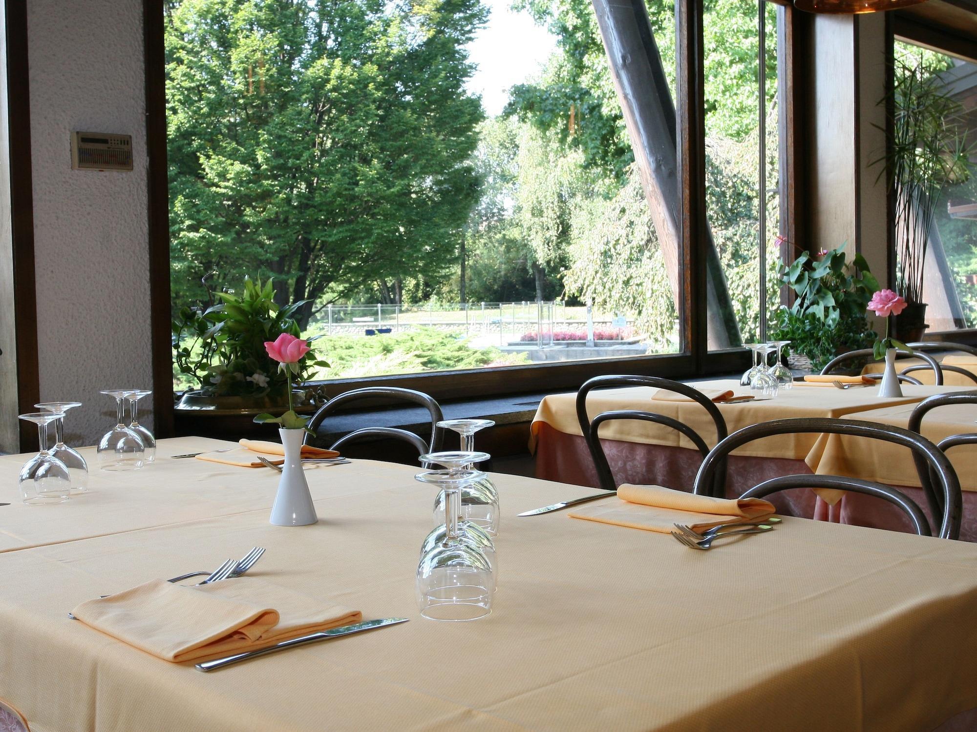 Golf Hotel Lainate Bagian luar foto