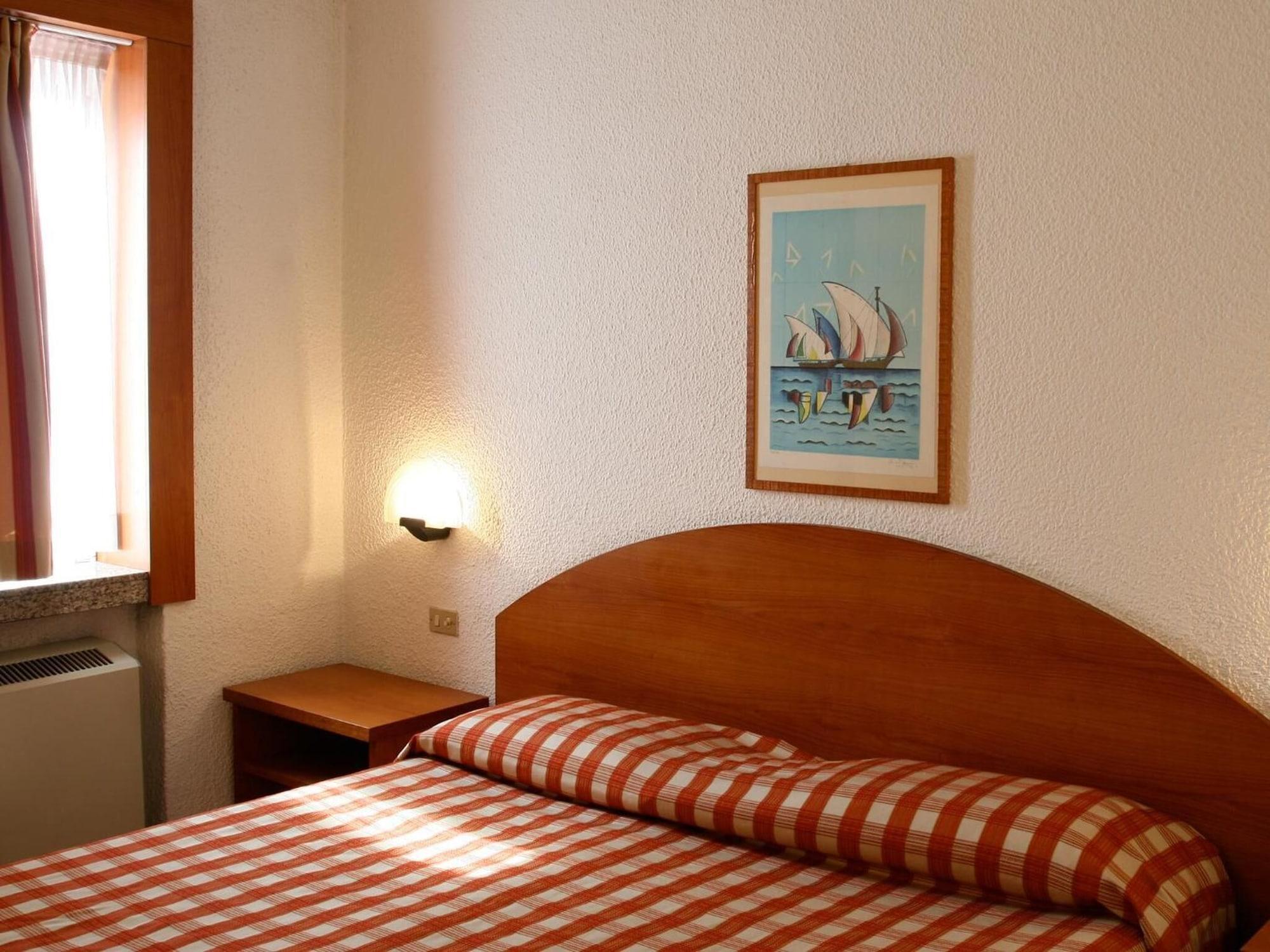Golf Hotel Lainate Bagian luar foto