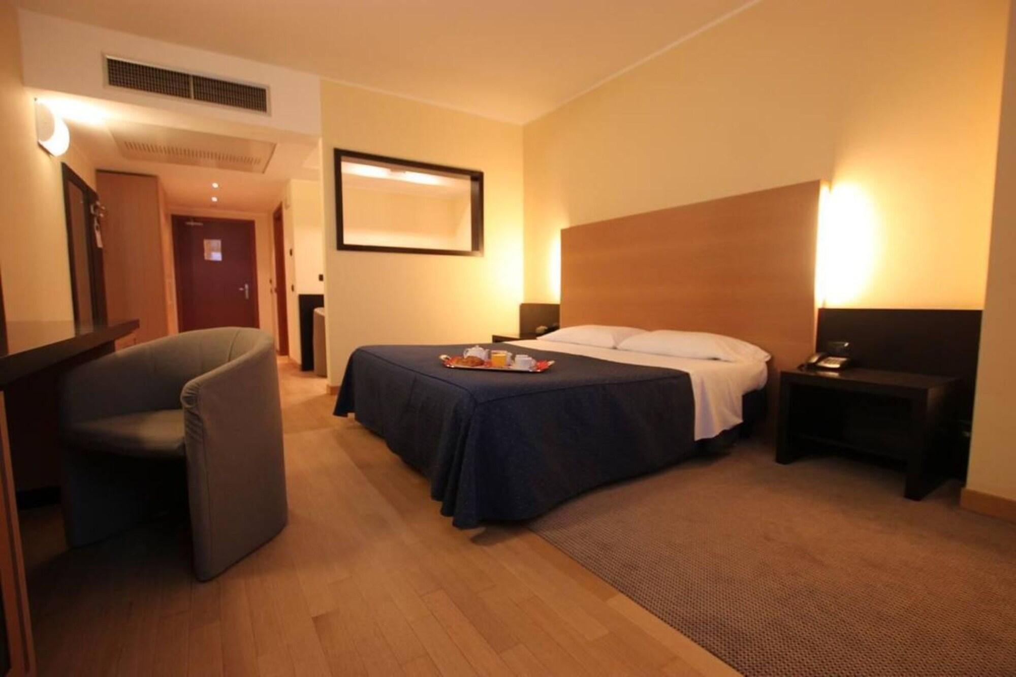 Golf Hotel Lainate Bagian luar foto